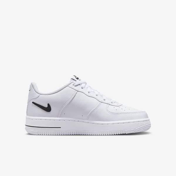 Nike Air Force 1 Older Kids' Sneakers White / Black | NK029UAJ