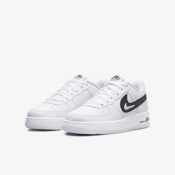 Nike Air Force 1 Older Kids' Sneakers White / Black | NK029UAJ