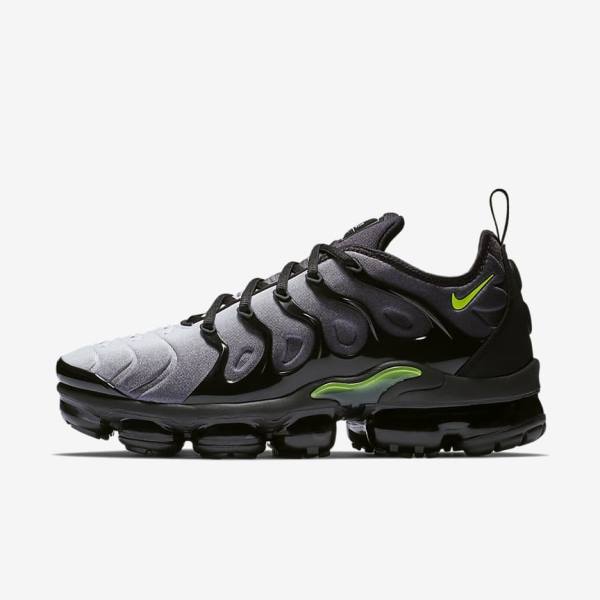 Nike Air VaporMax Plus Men\'s Sneakers Black / White | NK732ZBK